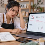 Pemilik UMKM mengevaluasi kesalahan optimasi SEO website bisnis